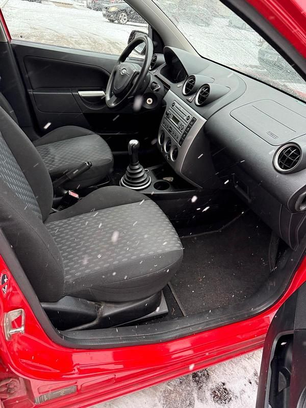 Gebraucht Ford Fiesta 69 PS (50 kW) 2005 Rot Kleinwagen