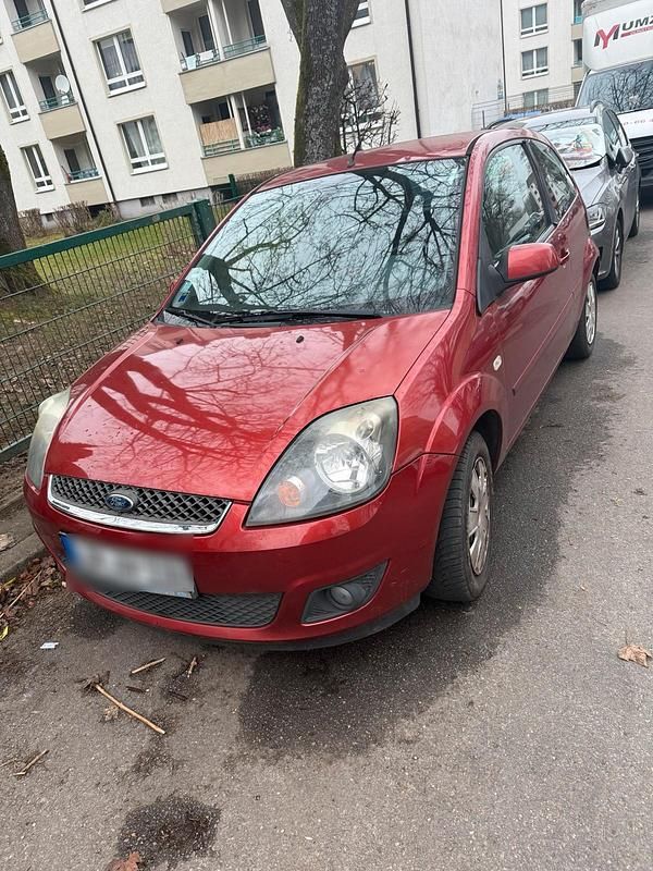 Rot Gebraucht 2007 Ford Fiesta Kleinwagen | 1.900 € - Bild 1/4