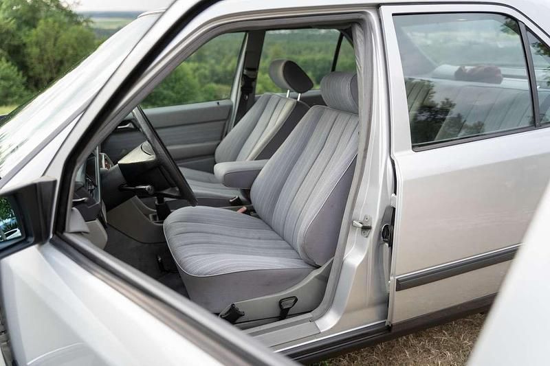 Gebraucht Mercedes E230 132 PS (97 kW) 1989 Silber Limousine