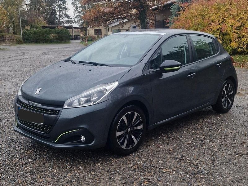 Grau Gebraucht 2016 Peugeot 208 Active Kleinwagen | 5.000 € (Guter Preis) - Bild 1/4