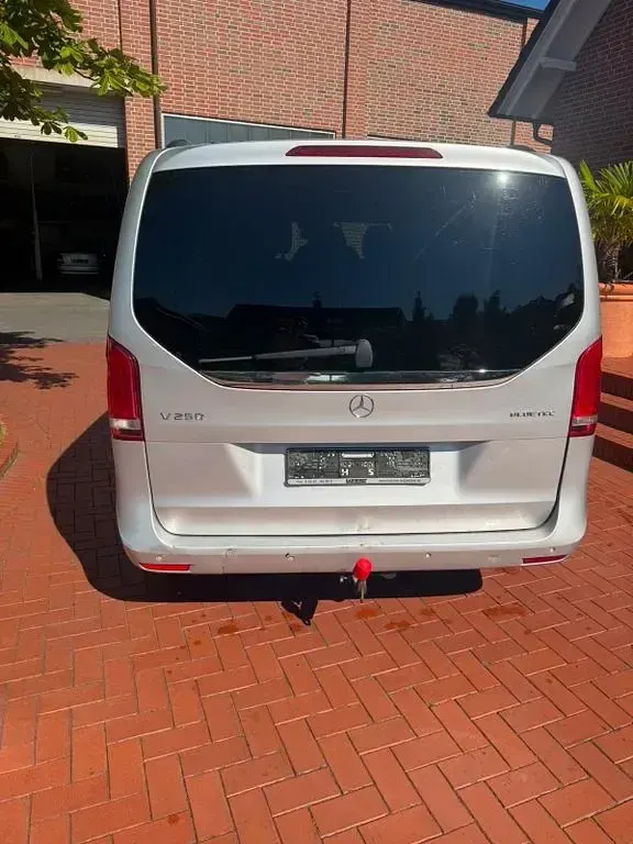 Gebraucht Mercedes V220 Avantgarde Edition 190 PS (139 kW) 2014 Silber Van / Kleinbus