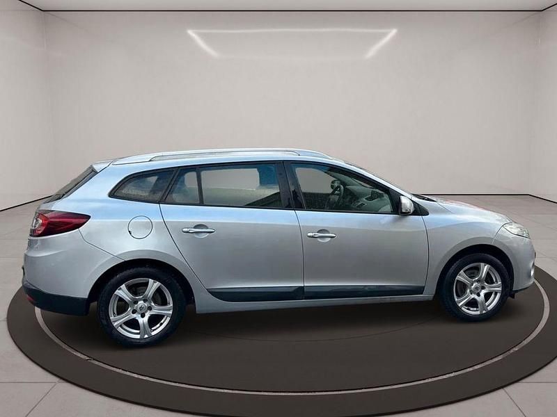 Silber Gebraucht 2010 Renault Mégane III Expression Limousine | 3.950 € (Fairer Preis) - Bild 1/4