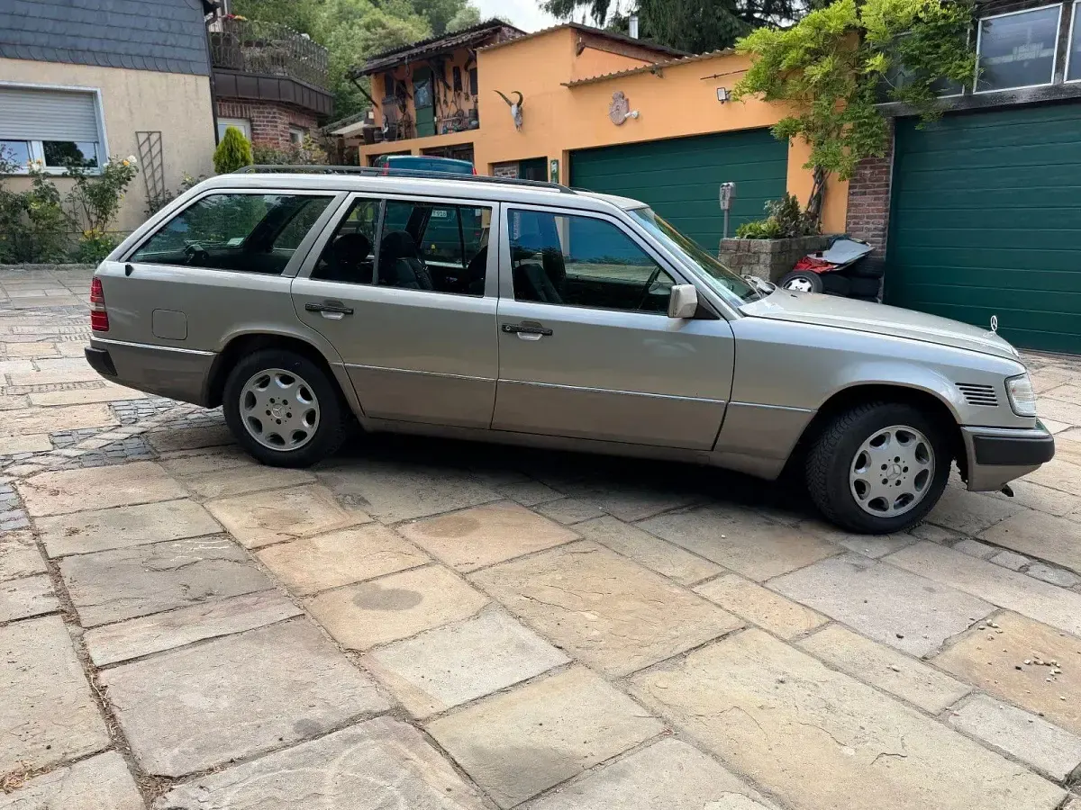 Gebraucht Mercedes 300 147 PS (108 kW) 1990 Gold Kombi