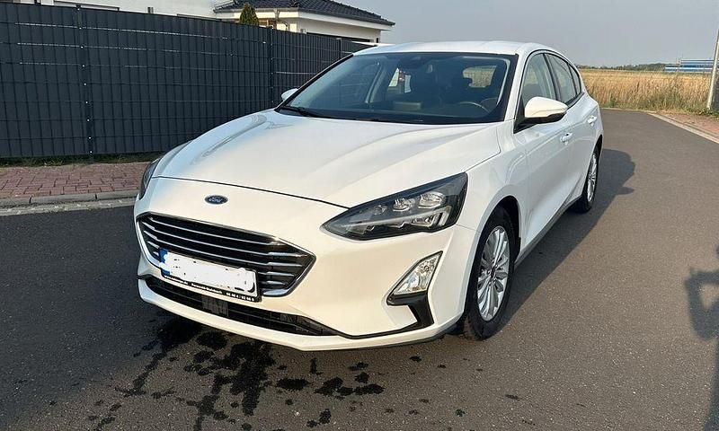 Weiß Gebraucht 2019 Ford Focus Titanium Limousine | 13.200 € (Superpreis) - Bild 1/4