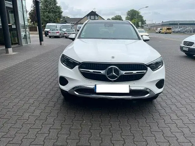 Gebraucht Mercedes GLC300e 204 PS (150 kW) 2024 Weiß SUV