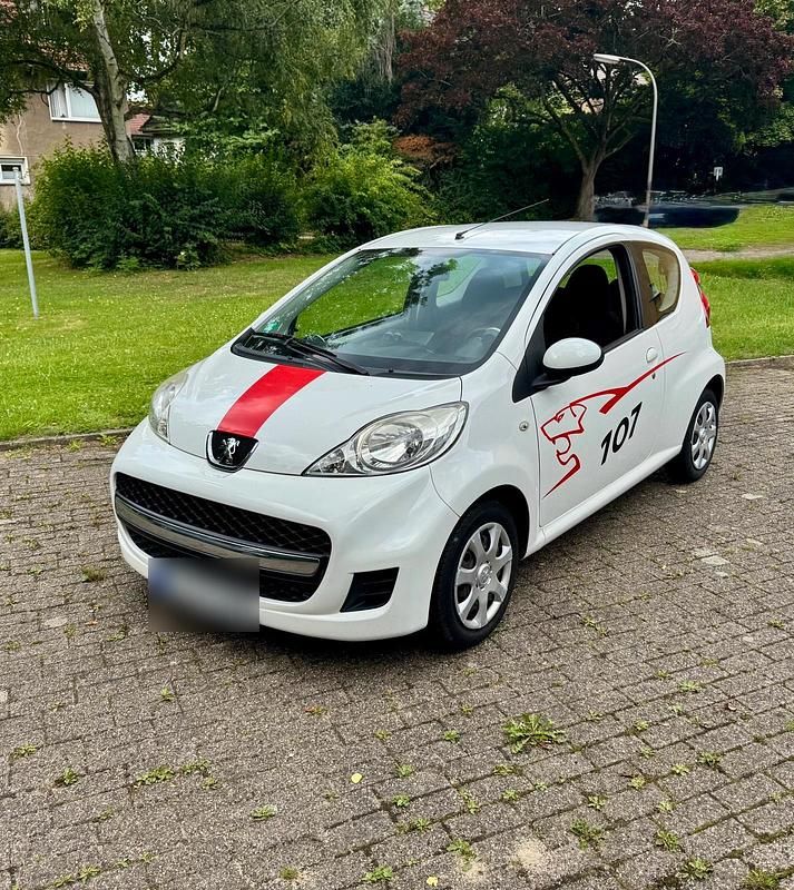 Weiß Gebraucht 2011 Peugeot 107 Kleinwagen | 2.200 € (Fairer Preis) - Bild 1/4