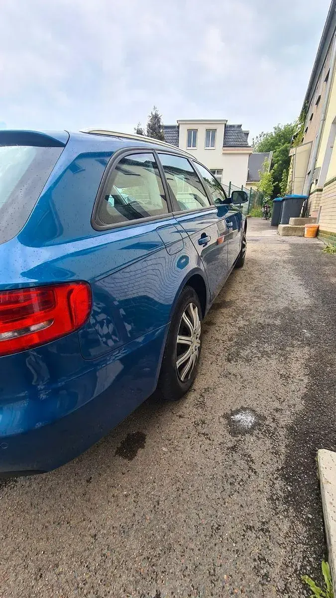 Gebraucht Audi A4 Ambiente 120 PS (88 kW) 2010 Blau Kombi