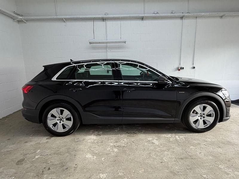 Gebraucht Audi e-tron Basis 230 kW (313 PS) 2022 Schwarz SUV