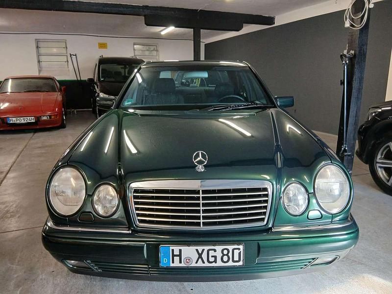 Gebraucht Mercedes E230 Avantgarde 150 PS (110 kW) 1997 Amazonit Limousine