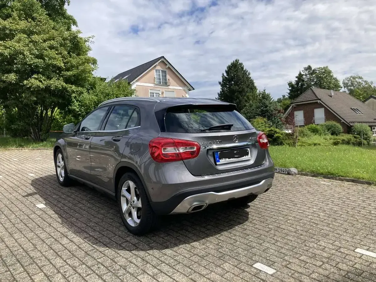 Gebraucht Mercedes GLA220 Edition 184 PS (135 kW) 2019 Grau SUV