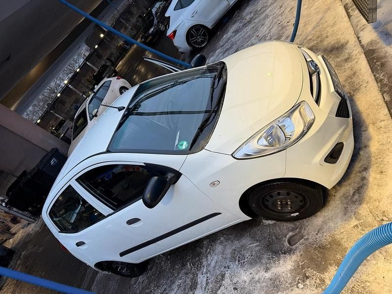 Gebraucht Hyundai i10 69 PS (50 kW) 2011 Weiß Kleinwagen