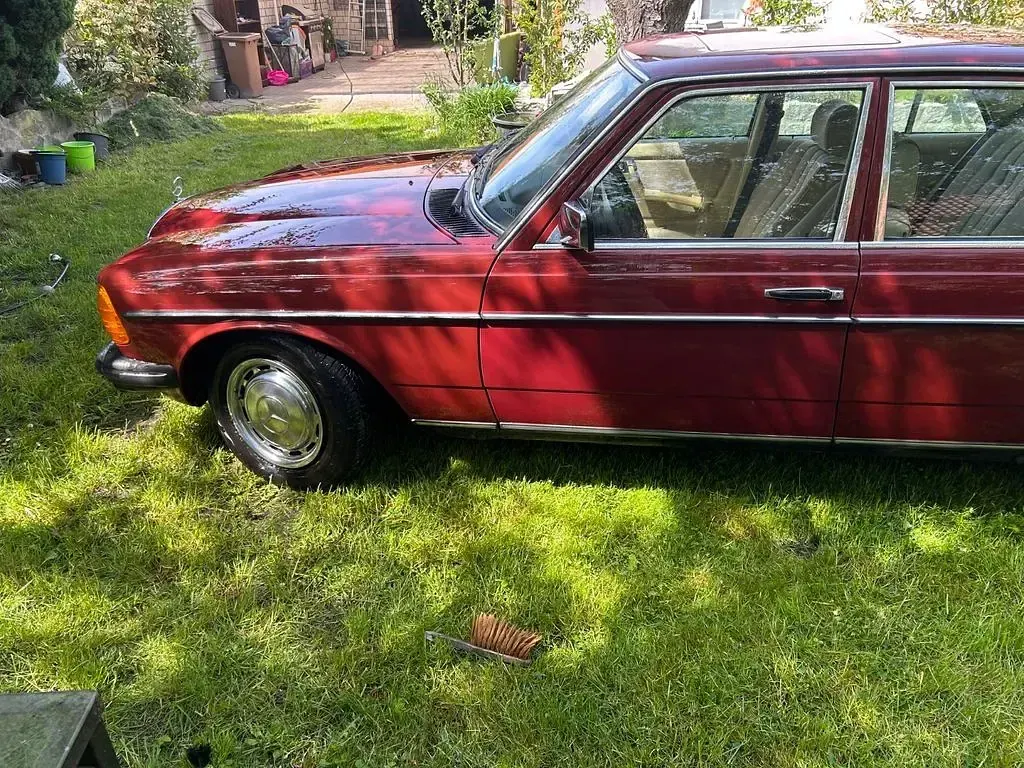 Używany Mercedes E230 136 KM (100 kW) 1983 Czerwony Sedan/Limuzyna