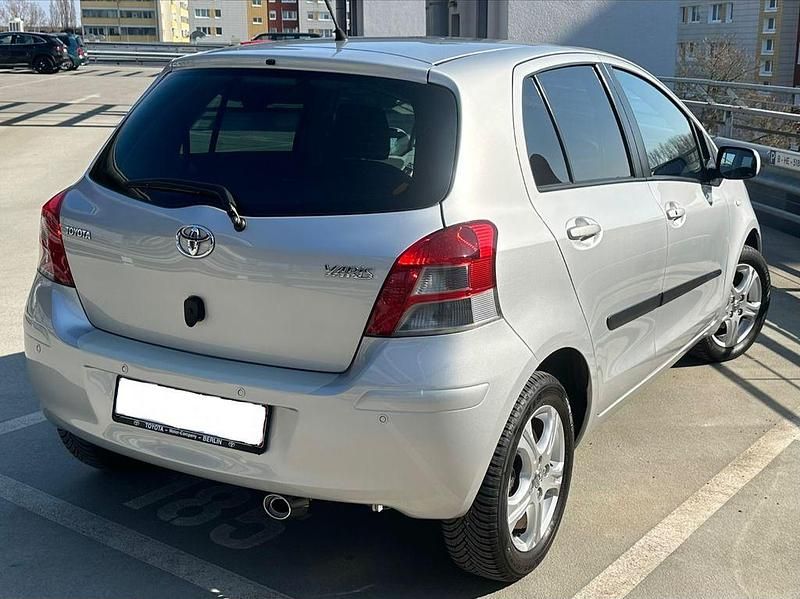 Gebraucht Toyota Yaris Edition 101 PS (74 kW) 2011 Silber Kleinwagen