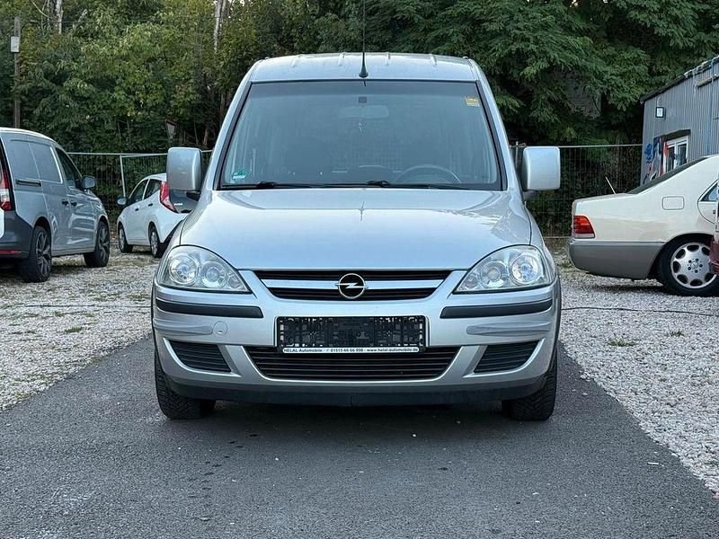 Silber Gebraucht 2010 Opel Combo Edition Van / Kleinbus | 5.299 € (Teuer) - Bild 1/4