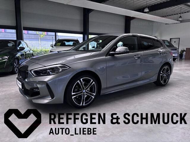 Skyscraper grau (metallic) Gebraucht 2023 BMW 118 Shadowline Kleinwagen | 27.980 € (Etwas zu teuer) - Bild 1/4
