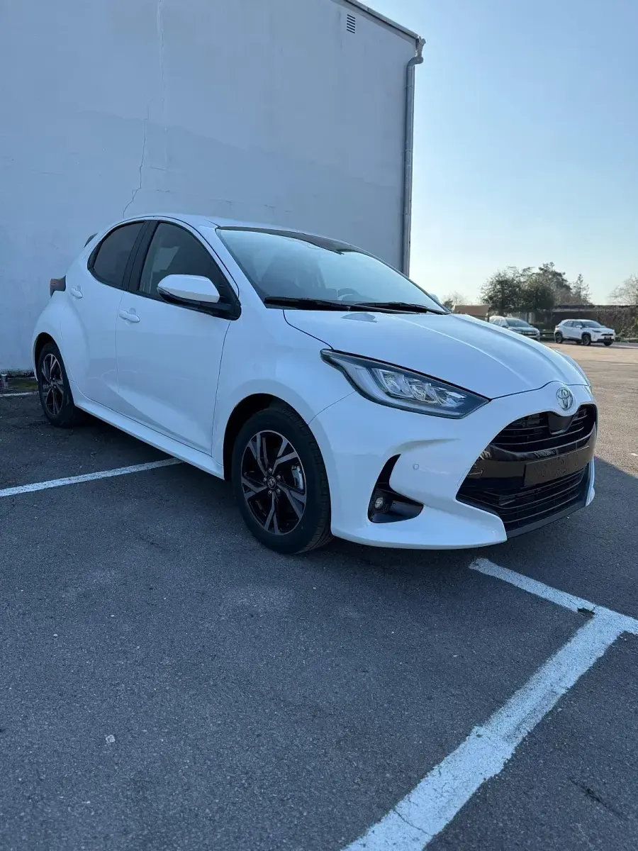 Neu Toyota Yaris Style 92 PS (67 kW) 2025 Weiß Kleinwagen