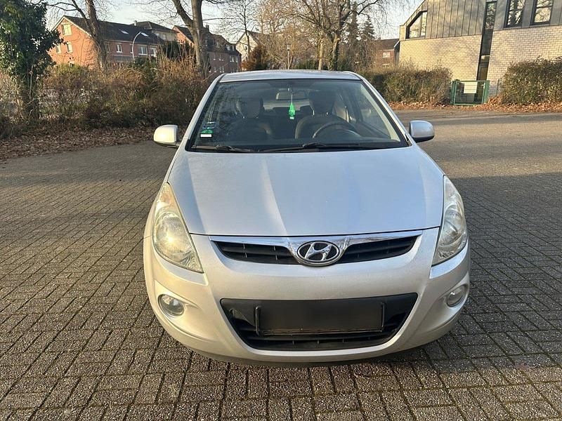 Silber Gebraucht 2011 Hyundai i20 Comfort Kleinwagen | 2.279 € (Fairer Preis) - Bild 1/4