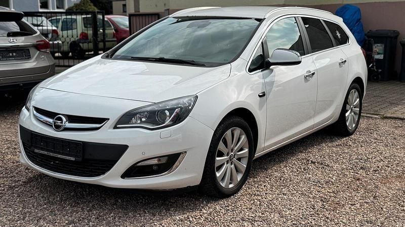 Weiß Gebraucht 2013 Opel Astra Kombi | 4.200 € (Guter Preis) - Bild 1/4