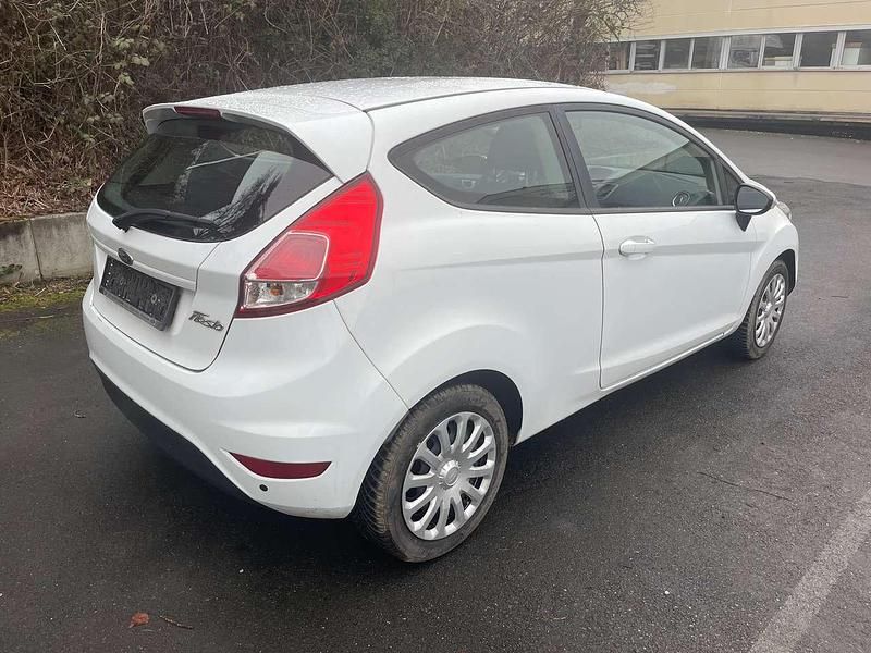 Gebraucht Ford Fiesta 60 PS (44 kW) 2015 Frostweiß Kleinwagen