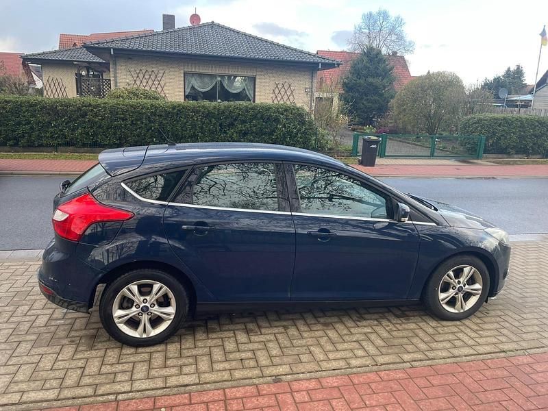 Gebraucht Ford Focus 101 PS (74 kW) 2013 Blau Limousine