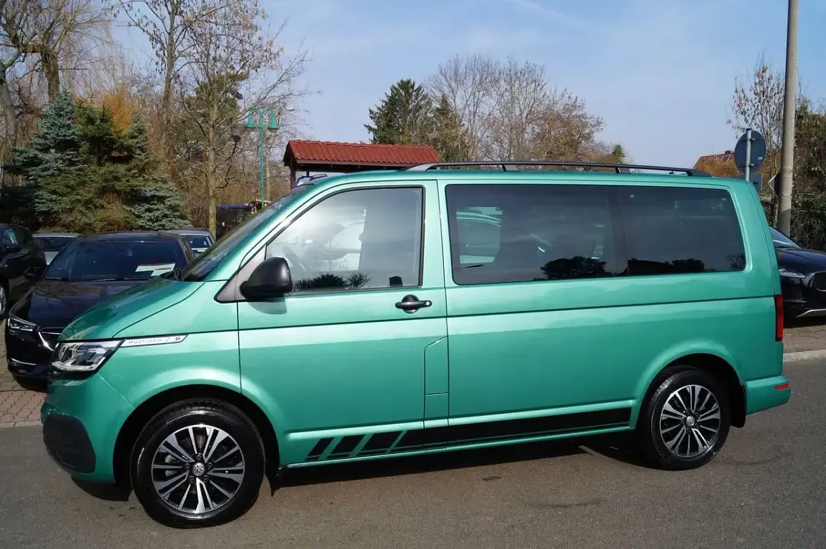 Gebraucht VW Multivan 150 PS (110 kW) 2021 Grün Van / Kleinbus