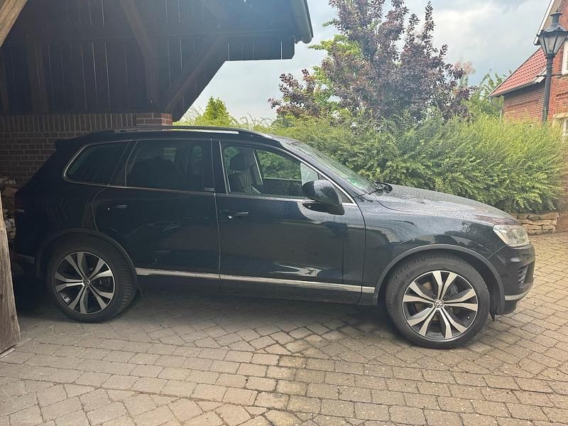 Blau Gebraucht 2017 VW Touareg Edition SUV | 22.000 € (Fairer Preis) - Bild 1/3