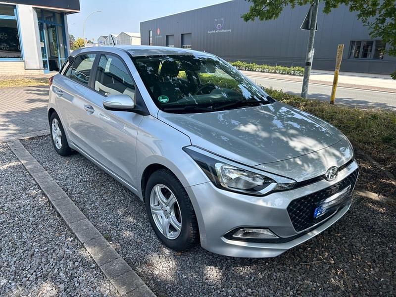Silber Gebraucht 2017 Hyundai i20 Kleinwagen | 6.000 € (Guter Preis) - Bild 1/4