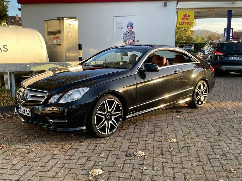Gebraucht Mercedes E200 Elegance 184 PS (135 kW) 2013 Schwarz Coupé