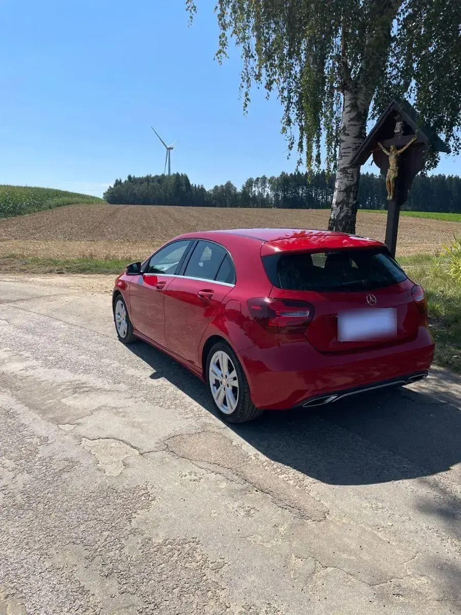 Gebraucht Mercedes A180 Urban 109 PS (80 kW) 2017 Rot Kleinwagen