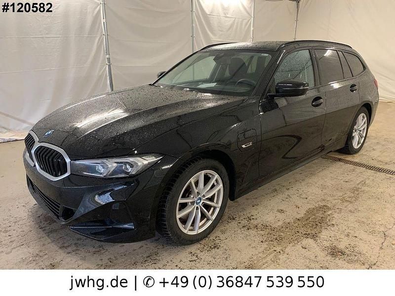 Schwarz ii/bonnet fluid black Gebraucht 2022 BMW 320e Kombi | 28.480 € (Fairer Preis) - Bild 1/4