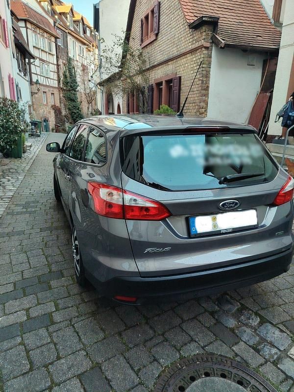 Gebraucht Ford Focus SYNC Edition 125 PS (91 kW) 2013 Braun Kombi