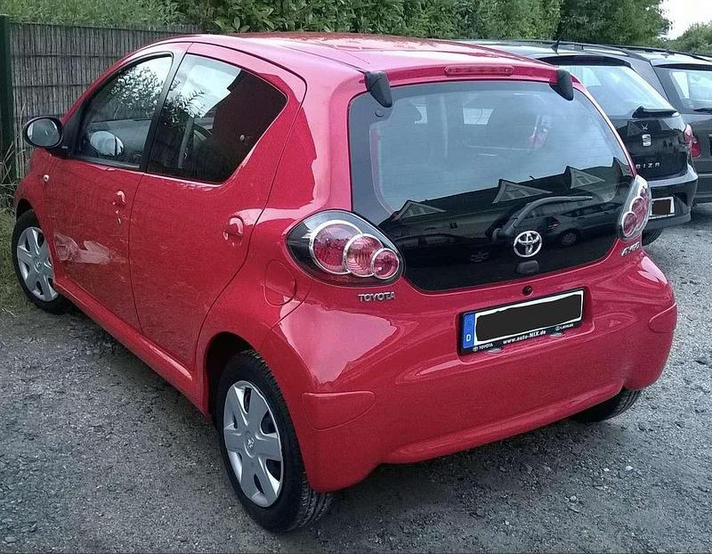 Gebraucht Toyota Aygo Edition 68 PS (50 kW) 2011 Rot Kleinwagen