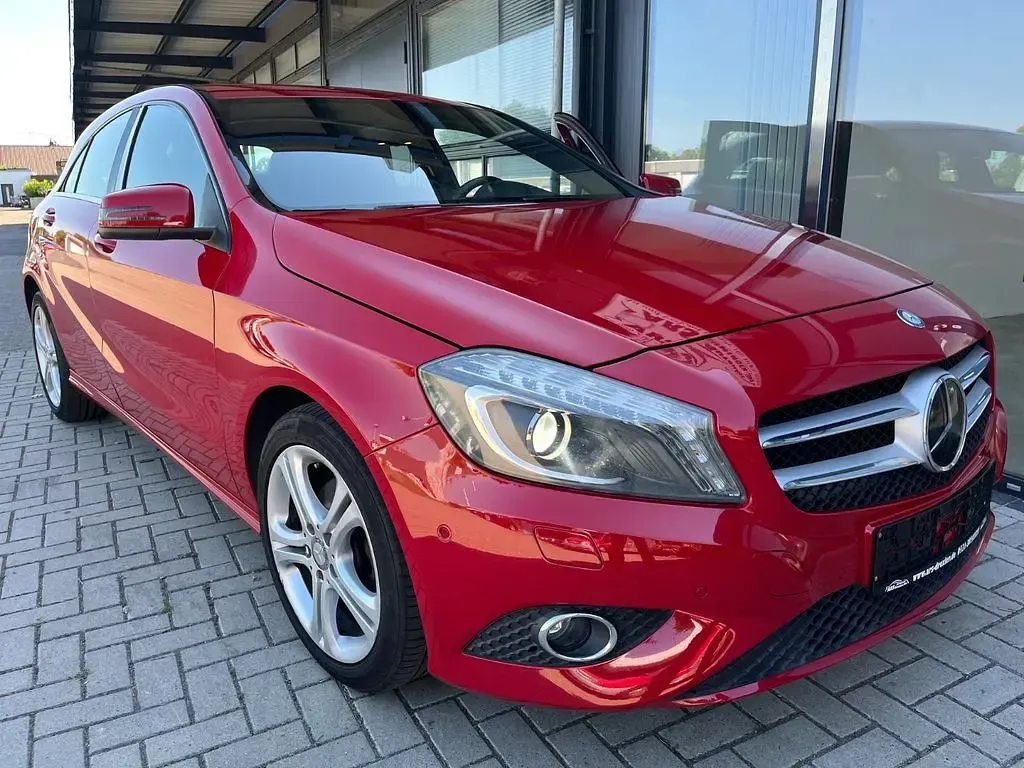 Gebraucht Mercedes A180 122 PS (89 kW) 2013 Rot Limousine