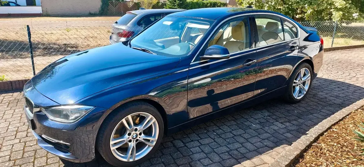 Gebraucht BMW 330 Luxury Line 258 PS (189 kW) 2012 Blau Limousine