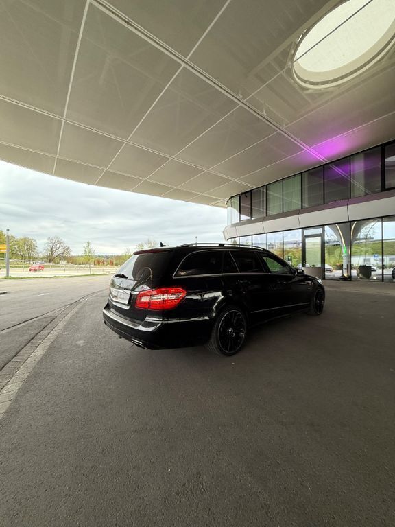 Gebraucht Mercedes E220 170 PS (125 kW) 2011 Schwarz Limousine