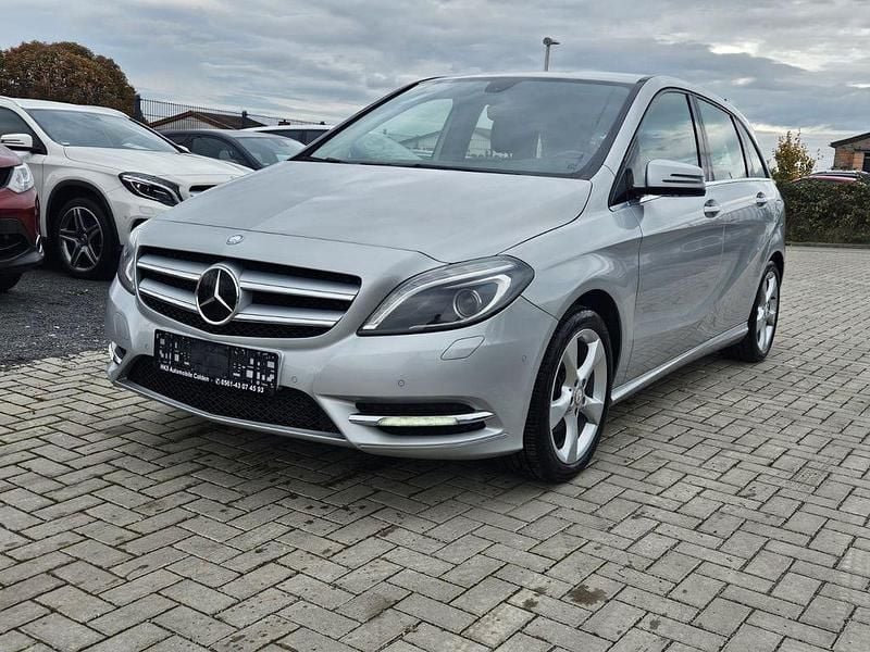 Silber Gebraucht 2012 Mercedes B180 Van / Kleinbus | 9.650 € (Fairer Preis) - Bild 1/4