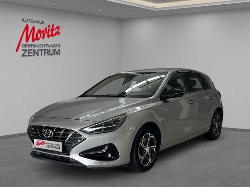 Shimmering silver / met Gebraucht 2024 Hyundai i30 Trend Limousine | 18.990 € (Fairer Preis) - Bild 1/4