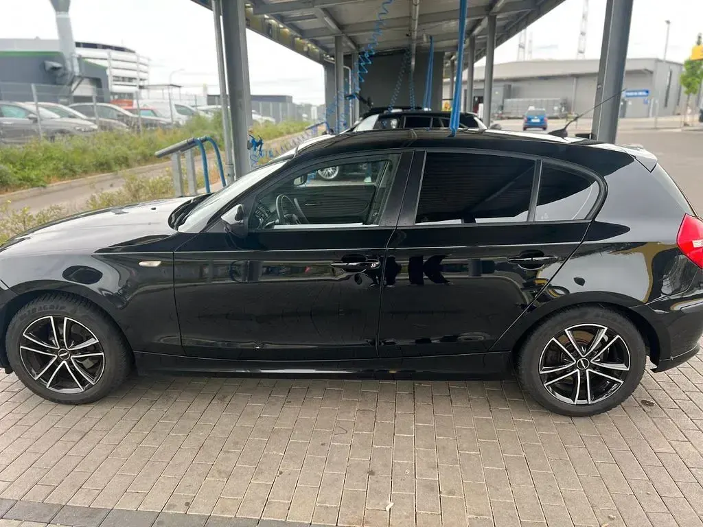 Gebraucht BMW 116 122 PS (89 kW) 2010 Schwarz Kleinwagen