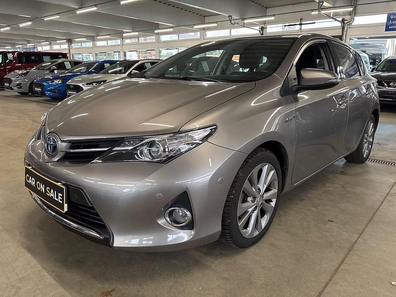 Grau Gebraucht 2014 Toyota Auris Hybrid Life+ Limousine | 13.980 € (Fairer Preis) - Bild 1/4