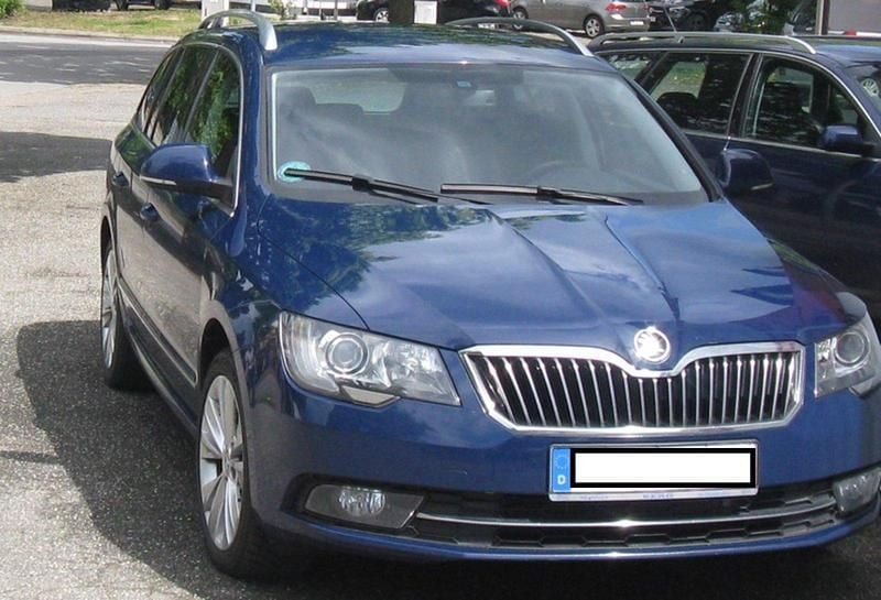 Blau Gebraucht 2015 Skoda Superb Kombi | 11.500 € - Bild 1/4