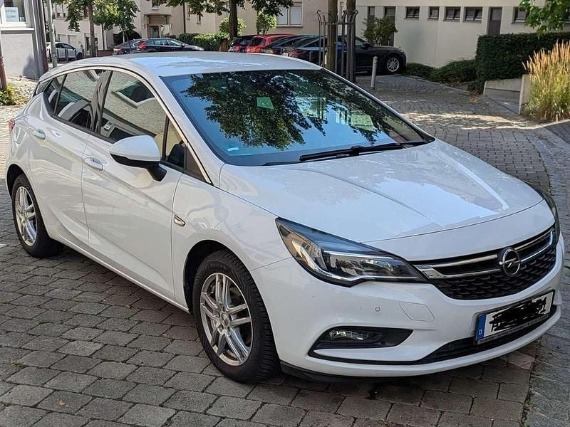 Weiß Gebraucht 2017 Opel Astra Limousine | 9.500 € (Guter Preis) - Bild 1/4