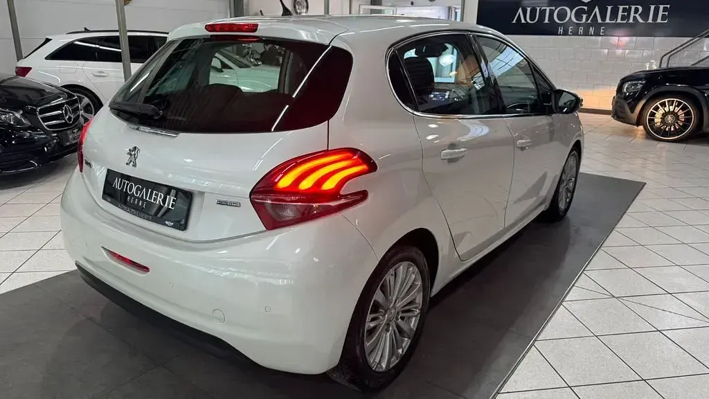 Gebraucht Peugeot 208 Allure 110 PS (80 kW) 2016 Weiß Kleinwagen