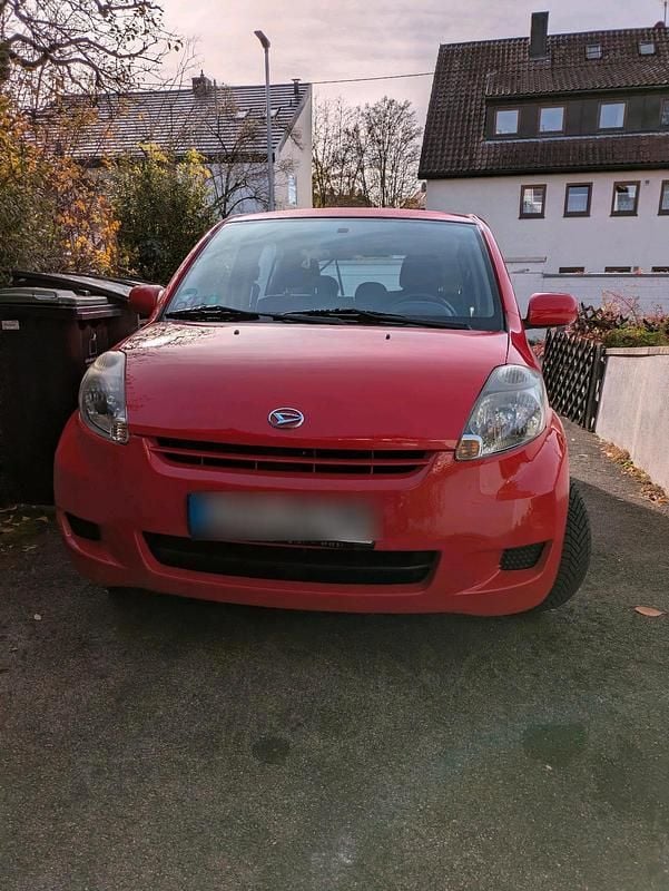 Rot Gebraucht 2011 Daihatsu Sirion Kleinwagen | 2.650 € (Fairer Preis) - Bild 1/4