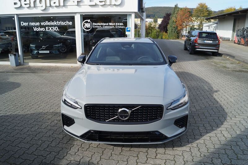 Vapour grey Gebraucht 2024 Volvo V60 Plus Kombi | 64.490 € - Bild 1/4