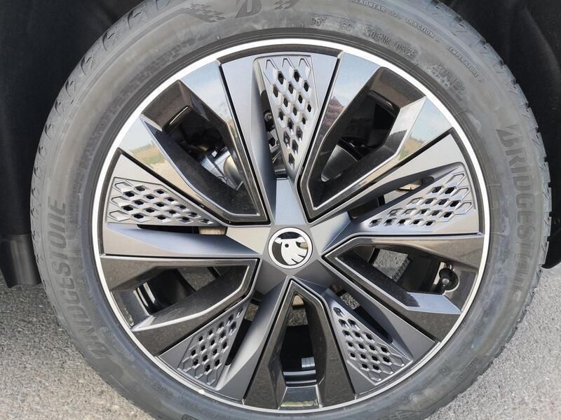 Reflexsilber metallic Neu 2025 Skoda Karoq SportLine SUV | 43.790 € (Teuer) - Bild 1/4