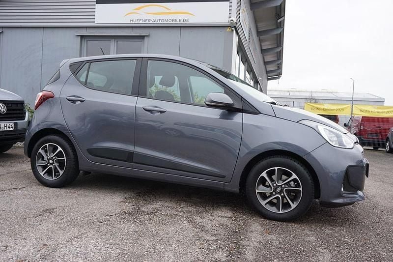 Grau Gebraucht 2018 Hyundai i10 Kleinwagen | 12.777 € (Fairer Preis) - Bild 1/4