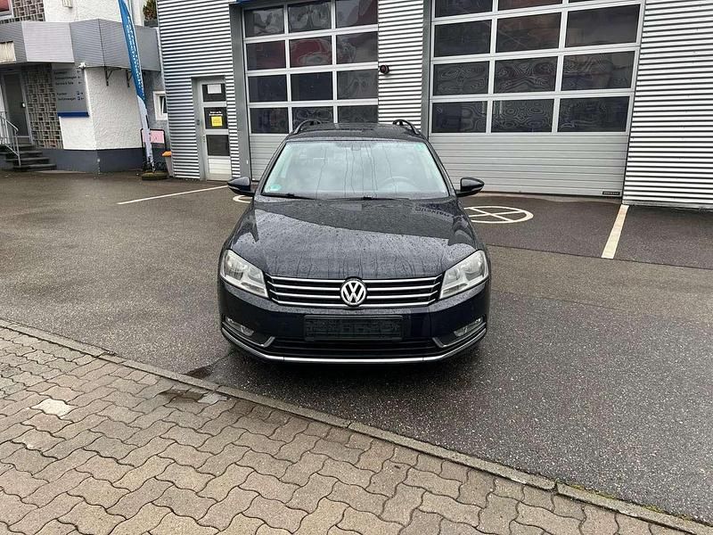 Gebraucht VW Passat Comfortline 105 PS (77 kW) 2012 Deep black perleffekt Kombi
