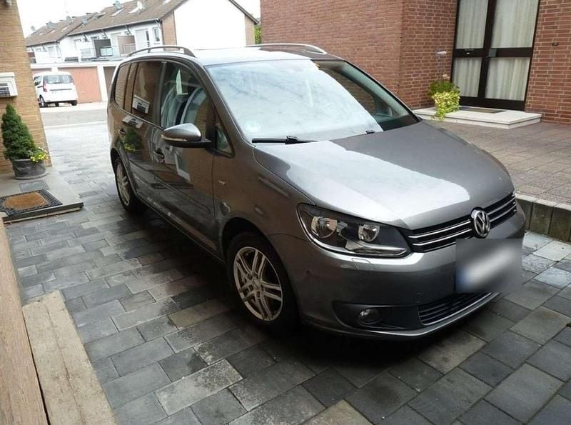 Grün Gebraucht 2013 VW Touran Life Van / Kleinbus | 6.700 € (Fairer Preis) - Bild 1/4