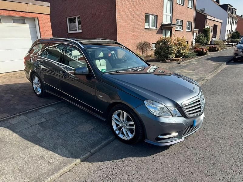 Gebraucht Mercedes E250 Avantgarde 204 PS (150 kW) 2012 Grau Kombi