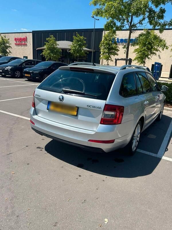Grau Gebraucht 2015 Skoda Octavia Kombi | 7.900 € (Superpreis) - Bild 1/4